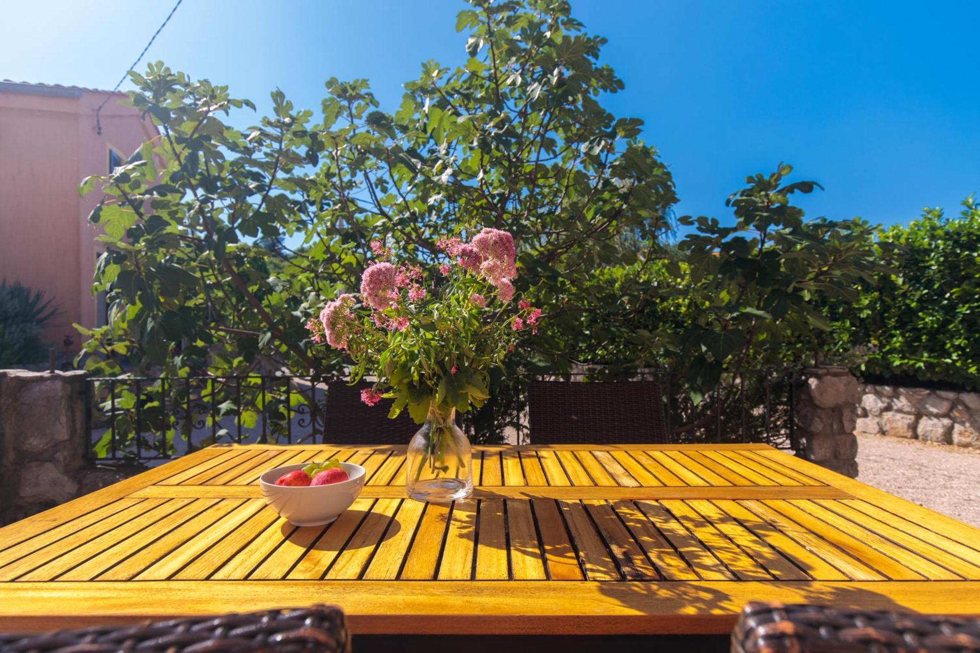 Apartments Lina Vrh  Екстер'єр фото